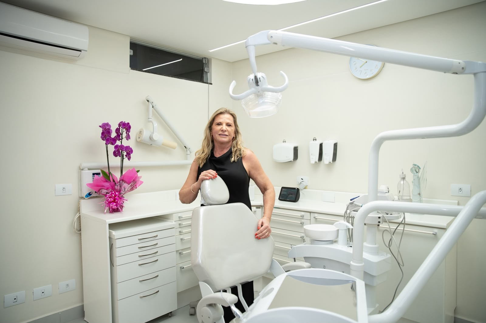 Dra. Zélia S. L. Ferreira em seu consultório na Clínica Lavic